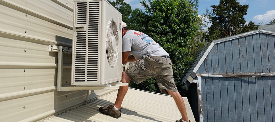 Comfortworks Cooling and Heating Worker doing an air conditioning repair